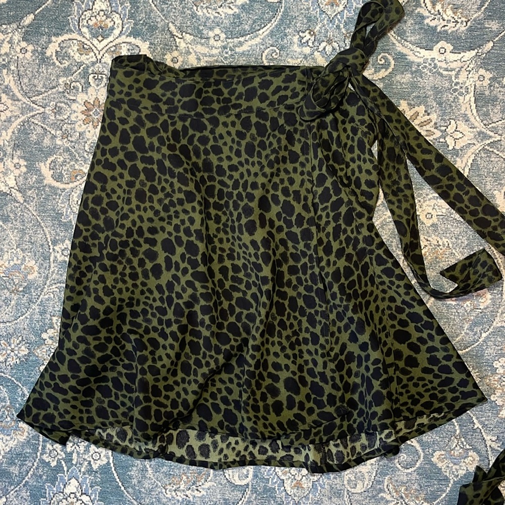 Abercrombie dark green leopard wrap mini skirt